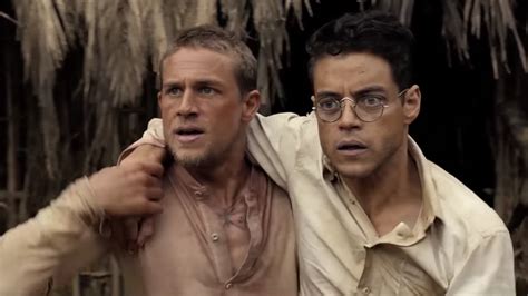 Watch Charlie Hunnam and Rami Malek’s Naked Shower Scene。